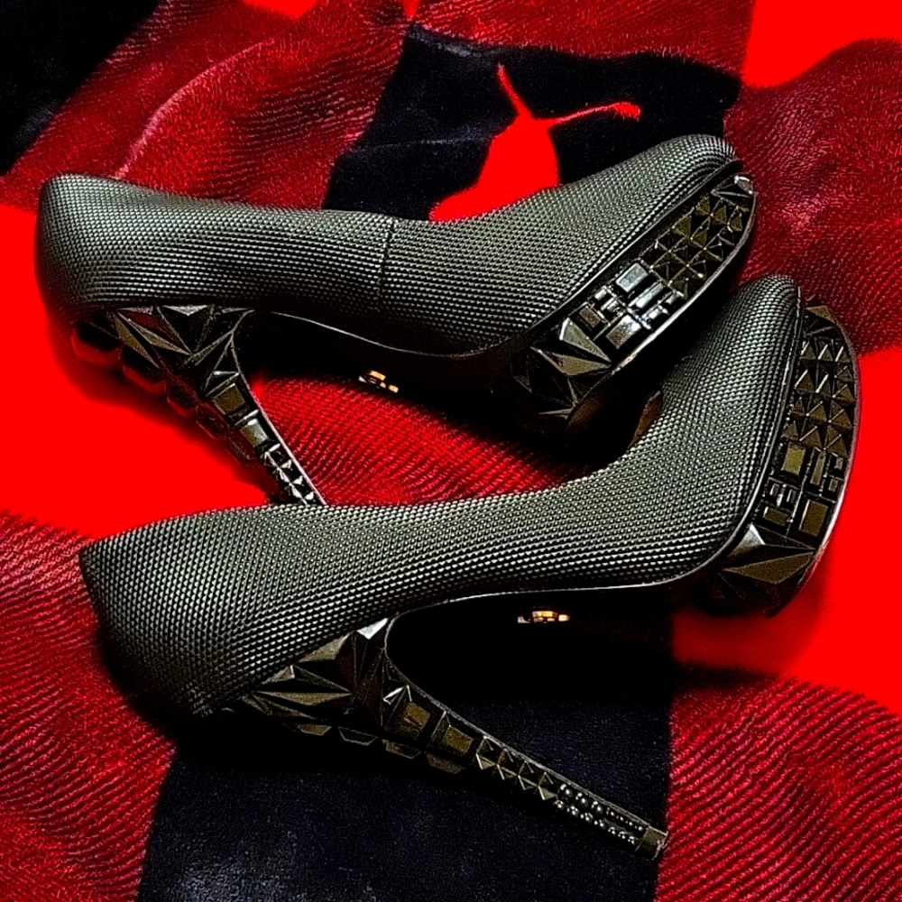 Women's Platform size 8M. Blast from the past...still looks good! Worn 3 times!!